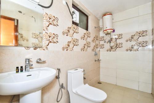 Un baño de Mcleodganj Hotel Varuni Best Budget Hotel Near Dalai Lama Temple