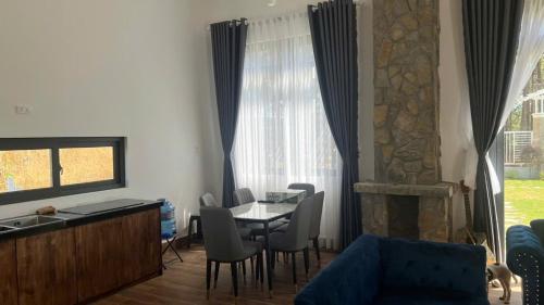 Ruang duduk di Pine Hill Villa 01
