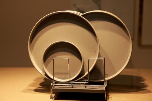 two plates on a metal rack on a table at Luxairy in Chewarra