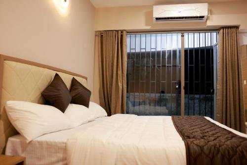 a bedroom with a white bed and a window at Luxairy in Chewarra