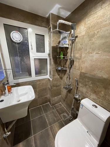 ein Badezimmer mit Toilette und Waschbecken in der Unterkunft Sondos Al-Arbia in Riad