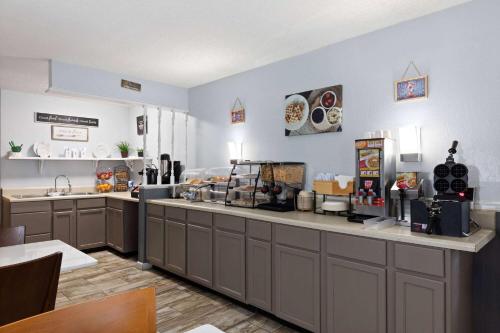 a kitchen with a counter and a counter top at Travelodge by Wyndham Perry National Fairgrounds Area I-75 in Perry