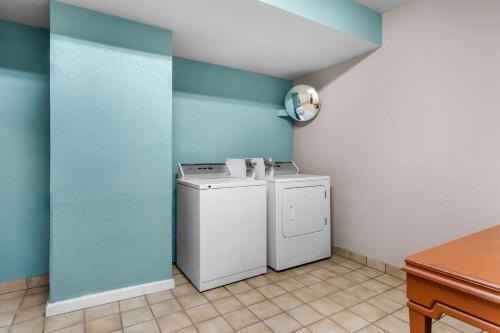 a washer and dryer in a corner of a room at Howard Johnson by Wyndham Santa Cruz in Santa Cruz