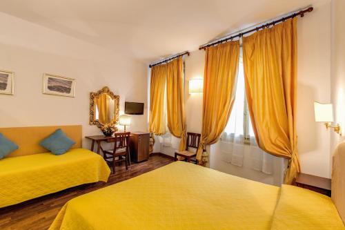Postel nebo postele na pokoji v ubytování Hotel Rex