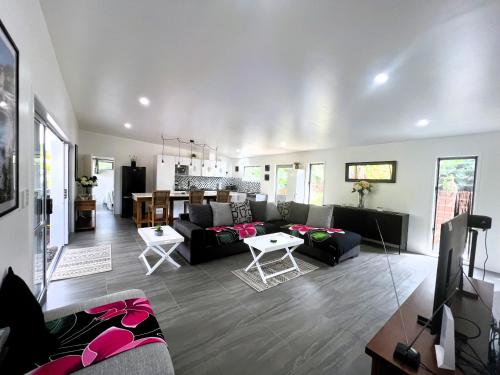 Uma área de estar em Ake Ake House