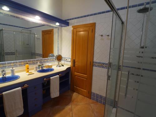 a bathroom with two sinks and a shower at S'hort d'en Bonet in Santanyi