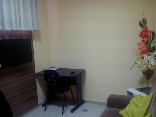 a small desk in the corner of a room at Estação Hotel in Castanhal