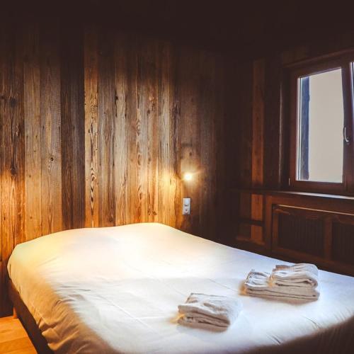 a bedroom with a bed with two towels on it at Le Schallern - Accès à pieds depuis le Gaschney in Muhlbach-sur-Munster