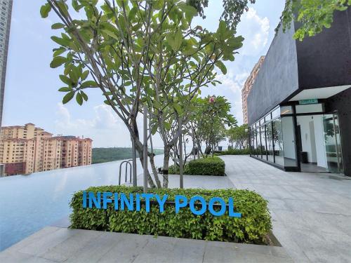 un cartello che legge piscina a sfioro di fronte a un edificio di Cozy Minimalist Suite at Urban Suites Georgetown by SuperStay a Jelutong