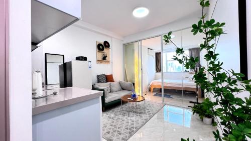 Un ou plusieurs lits dans un hébergement de l'établissement Shenzhen Duowei Luxury Apartment Chegongmiao Branch