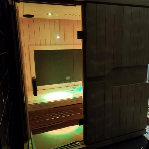 une armoire ouverte avec une télévision dans une pièce dans l'établissement ACS chambre d'hôtes jusqu'à 4 personnes, à Bagnols