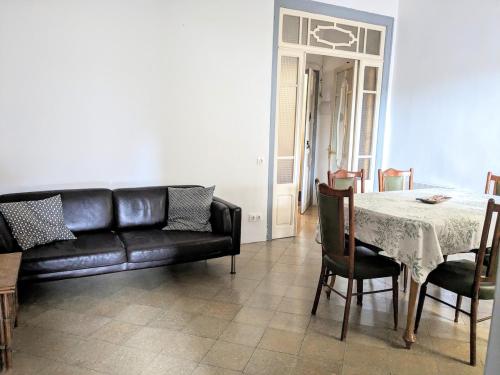 Χώρος καθιστικού στο Centric apartment 100m from the beach