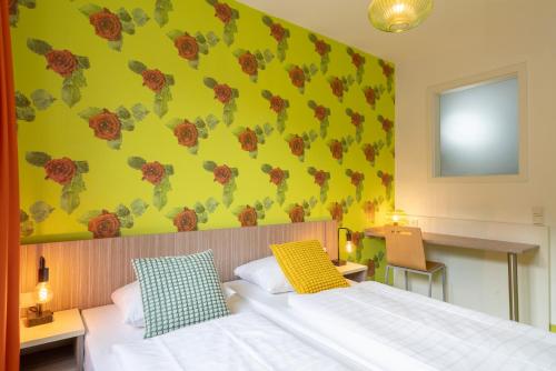 Una cama o camas en una habitación de Hotel Madeleine Biohotel