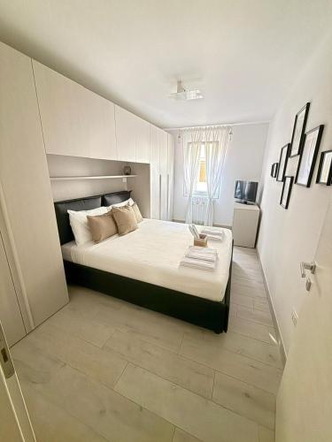 a bedroom with a large bed in a room at Suite Piazzetta Vigo in Chioggia