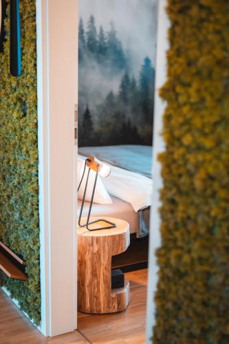Ruang duduk di Waldbewohner Apartments / Fuchs