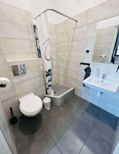 エウクにあるOpen Toursのトイレと洗面台付きのバスルーム