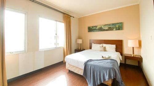 1BR Queen Bed at Marina Ancol Apartment near Dufan By Travelio