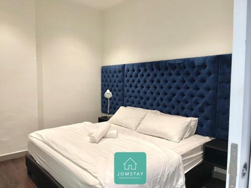 Postel nebo postele na pokoji v ubytování JOMSTAY Octagon Ipoh Suites