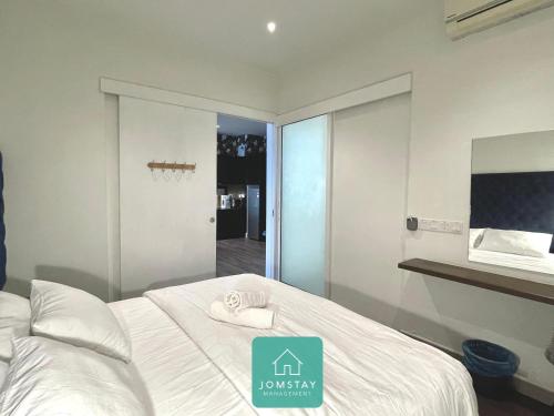 Postel nebo postele na pokoji v ubytování JOMSTAY Octagon Ipoh Suites