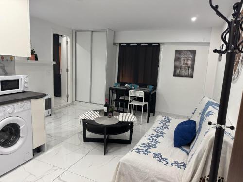 Η κουζίνα ή μικρή κουζίνα στο Heart of Los Cristianos Modern Apartment Close to the Sea in Tenerife