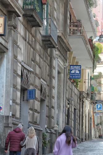 grupa ludzi idąca ulicą w obiekcie B&B Cappella Vecchia 11 w mieście Neapol