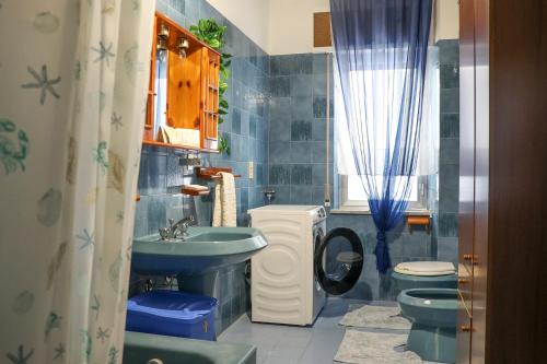 Koupelna v ubytování 5 Minutes' Walk from the Beach, with Two Bedrooms