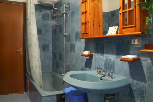 Koupelna v ubytování 5 Minutes' Walk from the Beach, with Two Bedrooms