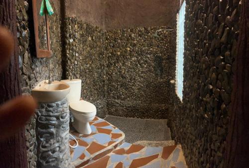 Ένα μπάνιο στο Junia Guesthouse Bukit Lawang