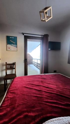une chambre avec un grand lit avec une couverture rouge dans l'établissement Résidence Inspiration - APPARTEMENT de 87 m² ALPE D'HUEZ QUARTIER VIEL ALPE MAE-3951, à Huez