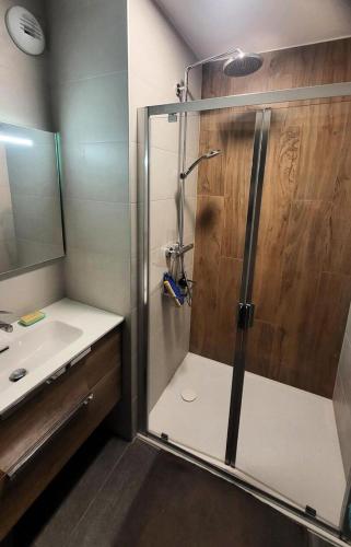 une salle de bain avec douche et lavabo dans l'établissement Résidence Inspiration - APPARTEMENT de 87 m² ALPE D'HUEZ QUARTIER VIEL ALPE MAE-3951, à Huez