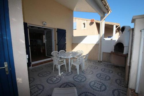 Villa d'angle pour 6 personnes, 3 chambres à l'étage, résidence LES MARINES avec piscine commune, 200m de la mer à Portiragnes plage LRMA65B