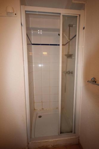 une douche avec une porte vitrée dans une salle de bain dans l'établissement Villa d'angle pour 6 personnes, 3 chambres à l'étage, résidence LES MARINES avec piscine commune, 200m de la mer à Portiragnes plage LRMA65B, à Portiragnes