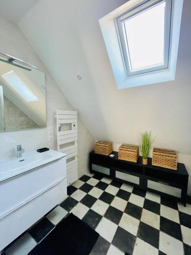 La salle de bains est pourvue d'un lavabo et d'un sol en damier. dans l'établissement Fleur de Sel Le Pouliguen, au Pouliguen