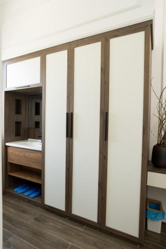 two sliding doors in a room with a bed at Hồng Hải Hotel in Pleiku