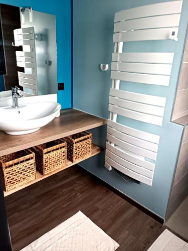 une salle de bain avec un lavabo et un miroir dans l'établissement Villa Moderne avec Piscine proche Narbonne, à Sallèles-dʼAude