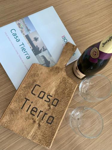 a bottle of wine and a sign that reads caso triillin at Casa Tierra Torrievieja close to the beach Playa del Cura in Torrevieja