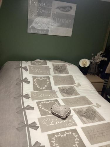 - un lit avec une couette dans l'établissement Mon havre de paix, à Blésignac