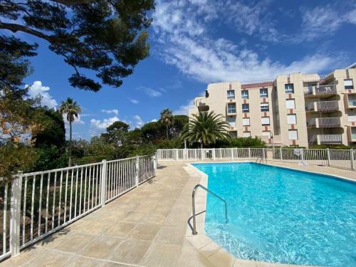 une piscine devant un immeuble dans l'établissement Beau 65 M2 en Front de Mer à St Raphaël - Piscine, à Saint-Raphaël