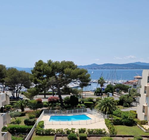 Beau 65 M2 en Front de Mer à St Raphaël - Piscine