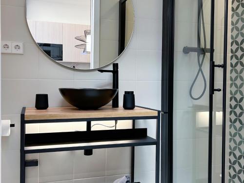 ein Badezimmer mit Waschbecken und Spiegel in der Unterkunft Apartment Gaudi in Vilanova i la Geltrú