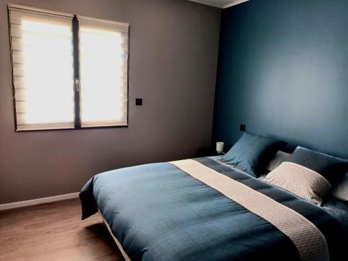 une chambre avec un lit et une fenêtre dans l'établissement Villa Moderne avec Piscine proche Narbonne, à Sallèles-dʼAude