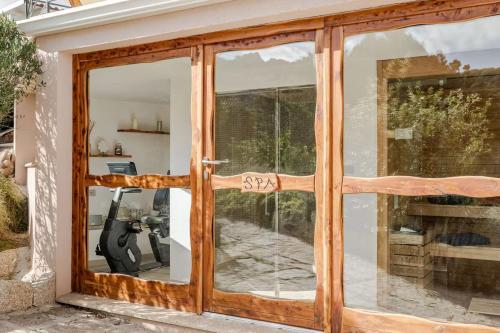 a wooden door with a sign on it at VILLA AMIRA Porto Cervo con vista Mozzafiato sul Mare,Piscina Privata,WELLNESS & SPA in Liscia di Vacca