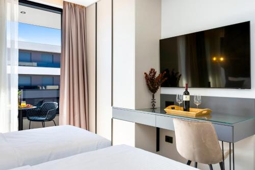 梅杜林Fly Room - S3 - MPolo的酒店客房设有一张床和一张带窗户的书桌