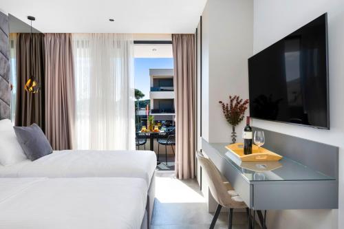 梅杜林Fly Room - S3 - MPolo的一间带床、书桌和电视的酒店房间