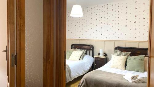 a bedroom with two beds and a wall with stars at Casa Rural Tío Samuel in Fresno de la Vega