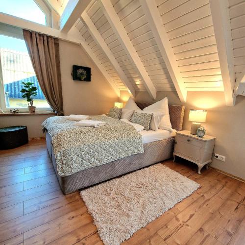 a bedroom with a bed and a large window at Select-Home 6 - Ferienhaus, Altstadt & Stadtpark in Neunburg vorm Wald
