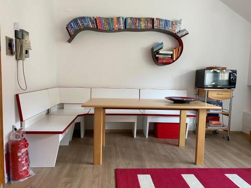 TV a/nebo společenská místnost v ubytování Piancavallo Appartamento con vista zona centrale