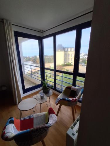 - un salon avec vue sur une grande fenêtre dans l'établissement Résidence des dunes, à Clohars-Carnoët