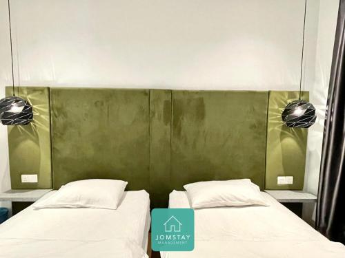 Postel nebo postele na pokoji v ubytování JOMSTAY Octagon Ipoh Suites