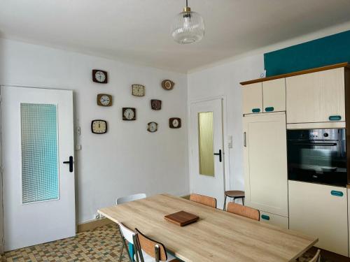 une cuisine avec une table en bois et une salle à manger dans l'établissement Grande Maison-5 min de Chambord-3 chambres-Loire à vélo 100 m- 10 min de Blois, à Saint-Claude-de-Diray